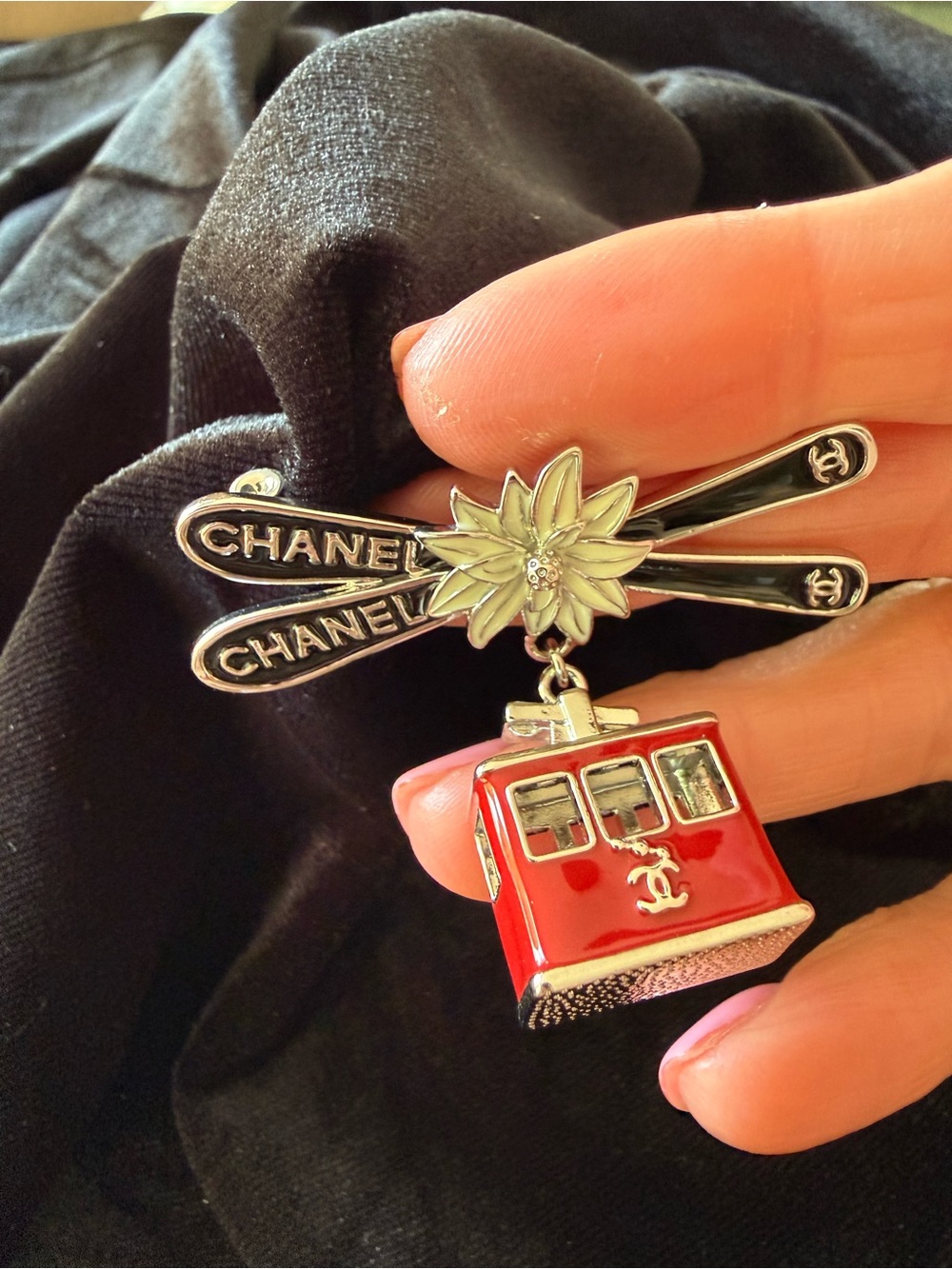 ChaneI Salzburg. Enameled Cable Car🚠 Skies ⛷️Flower🌸 Brooch - Picture 3 of 9